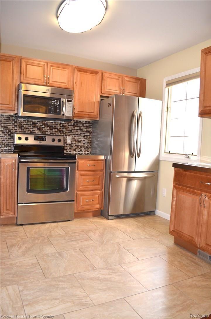 912 Ridge Court Brighton, MI 48116 - Photo 6 of 19 Stainless Steel Appliances