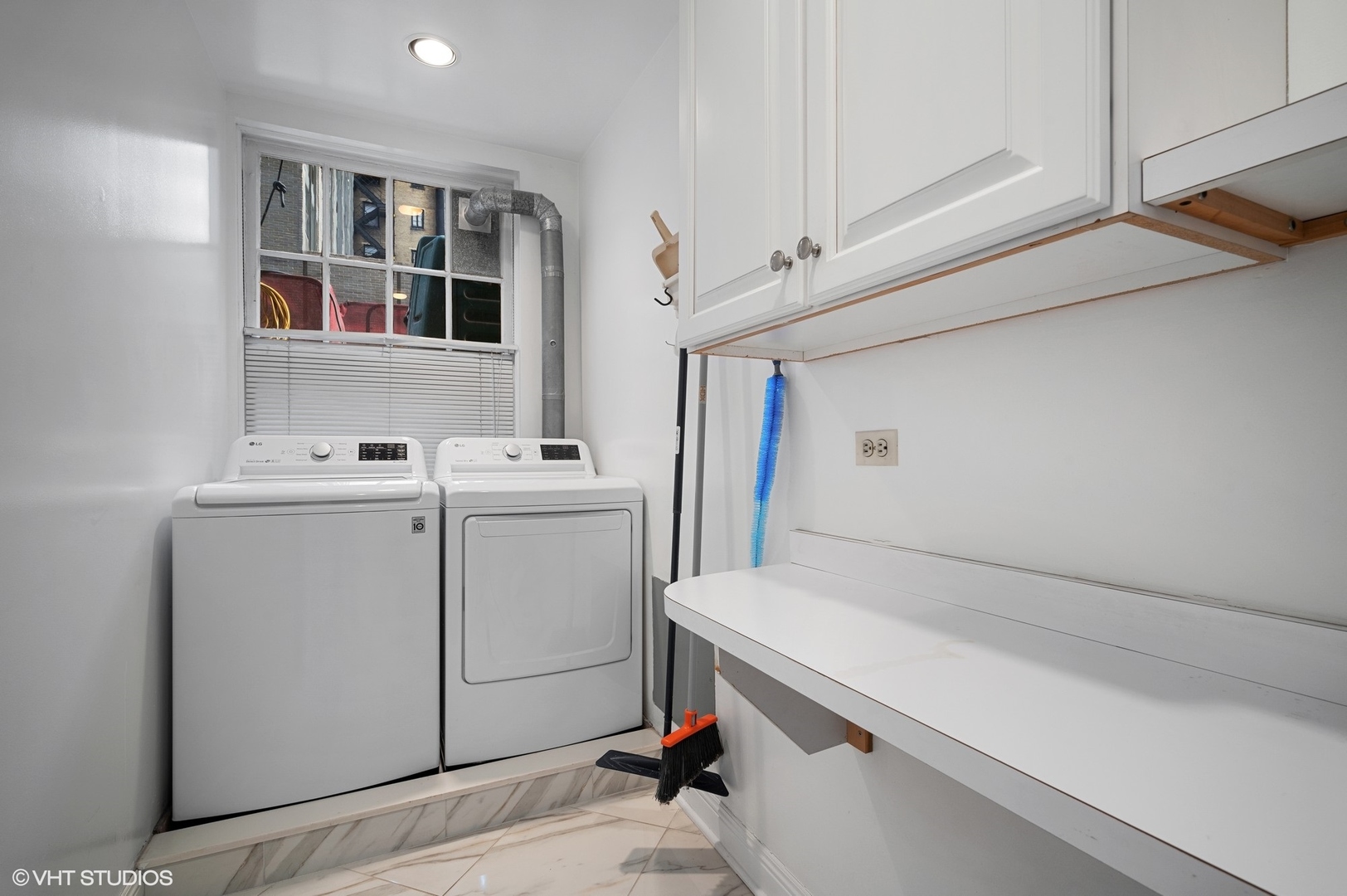 237 East Delaware Place, Unit 2A Chicago, IL 60611 - Photo 15 of 19 a utility room with dryer and washer