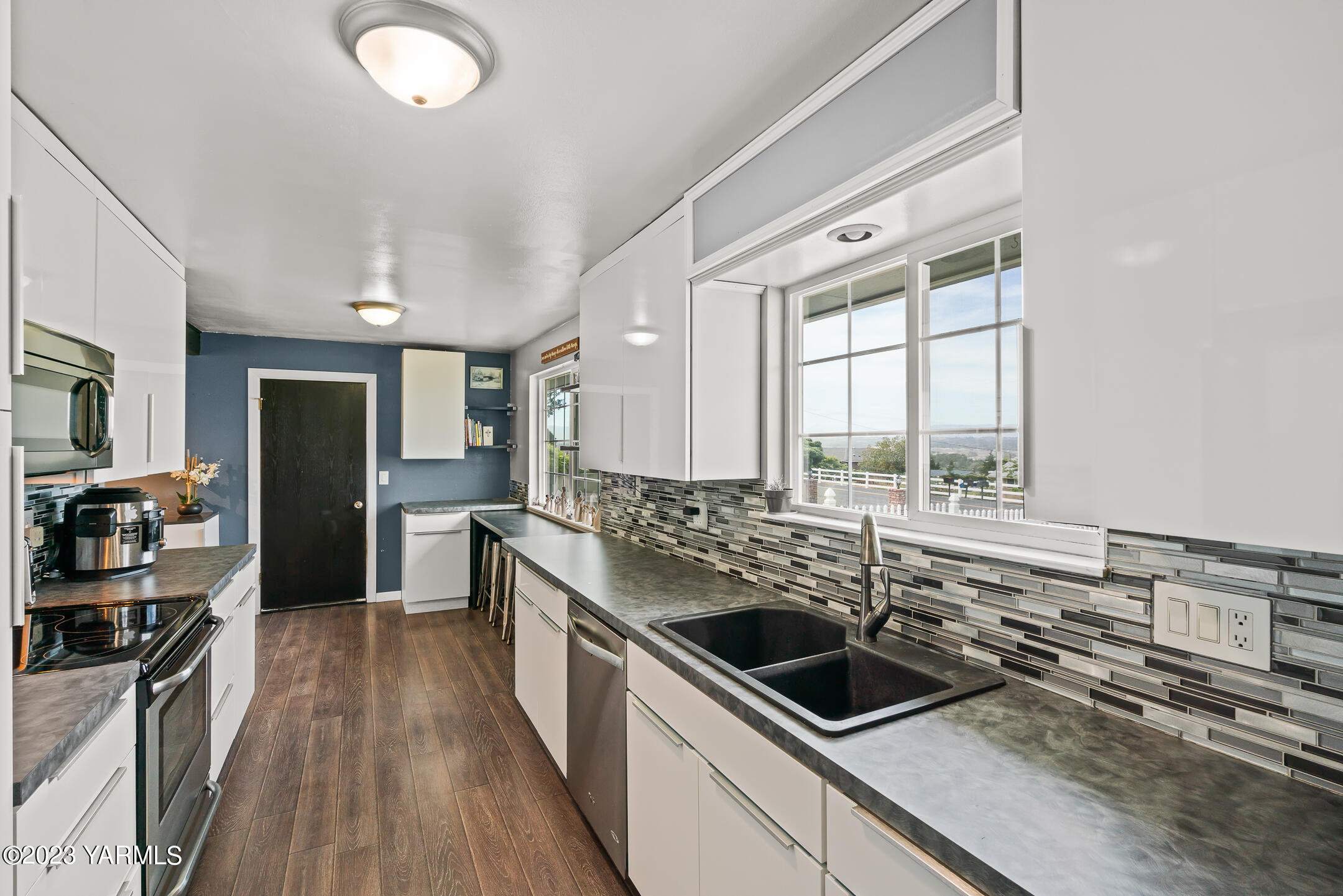 608 Meadowbrook Road Yakima, WA 98903 - Photo 8 of 31 a kitchen with a sink stove top oven and refrigerator