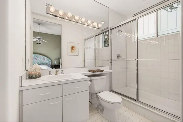 a view of a back yard