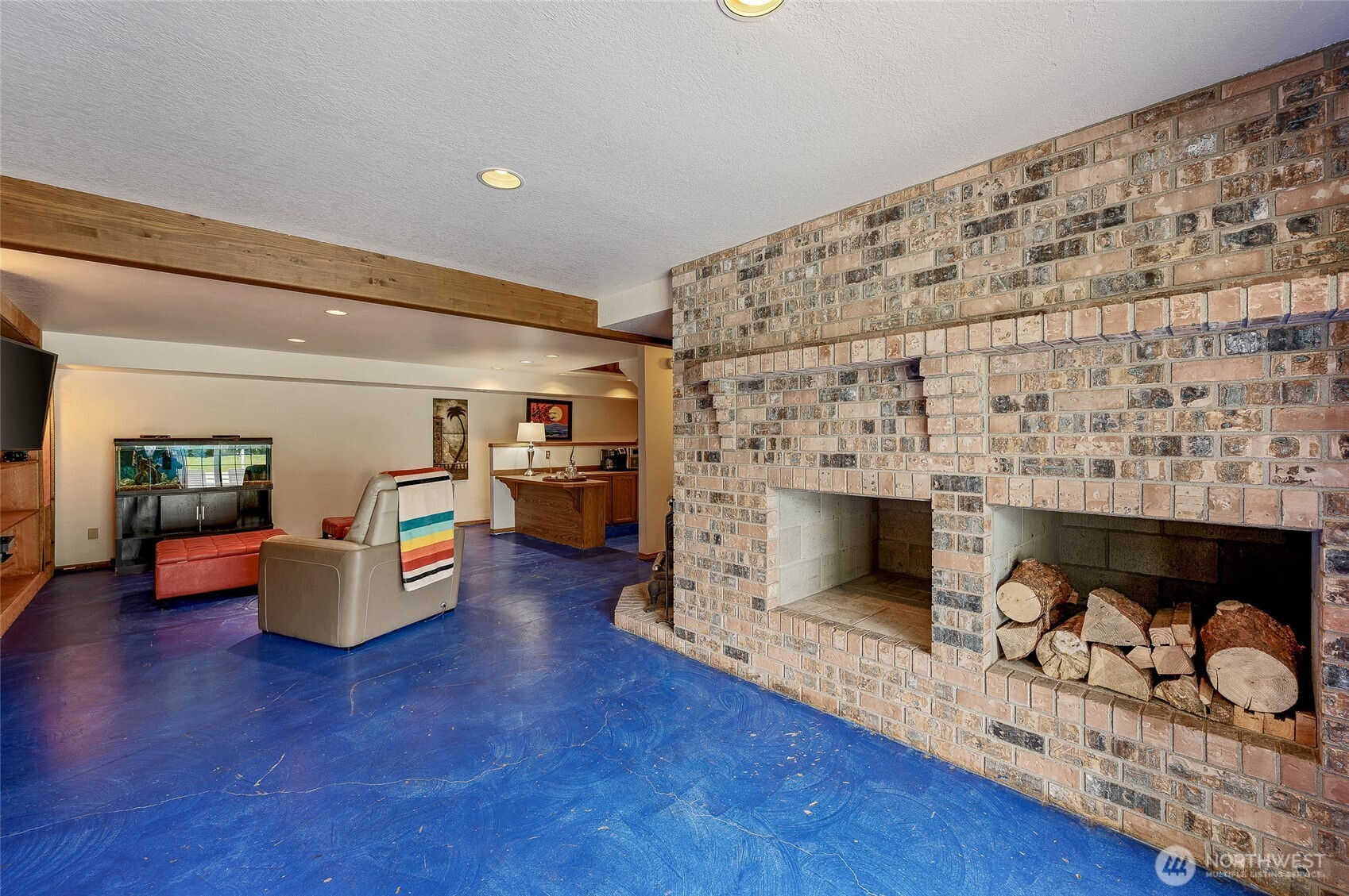 9656 North Road Peshastin, WA 98847 - Photo 33 of 40 a living room with furniture and a fireplace
