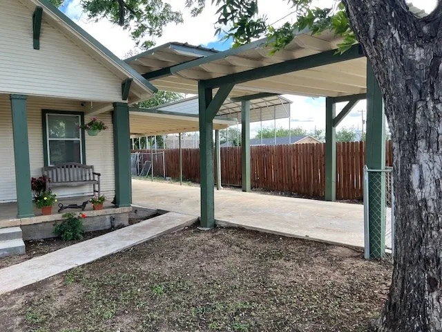 a view of a house with backyard