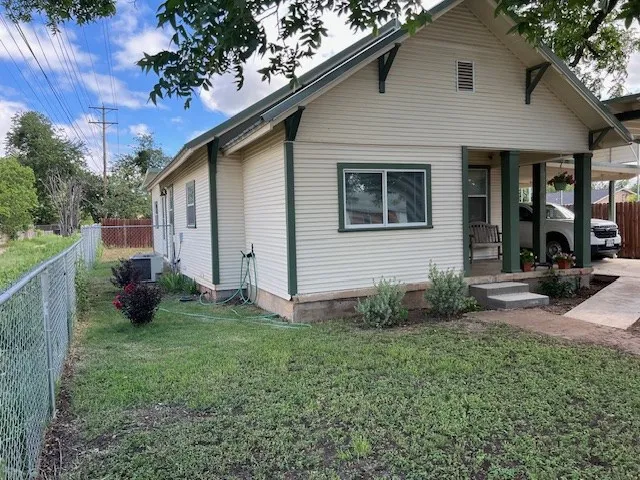 a view of a house with backyard and garden