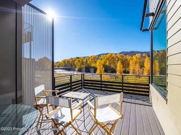a view of sitting area with balcony