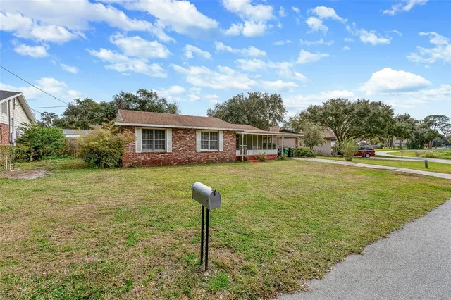 a view of a house with a yard