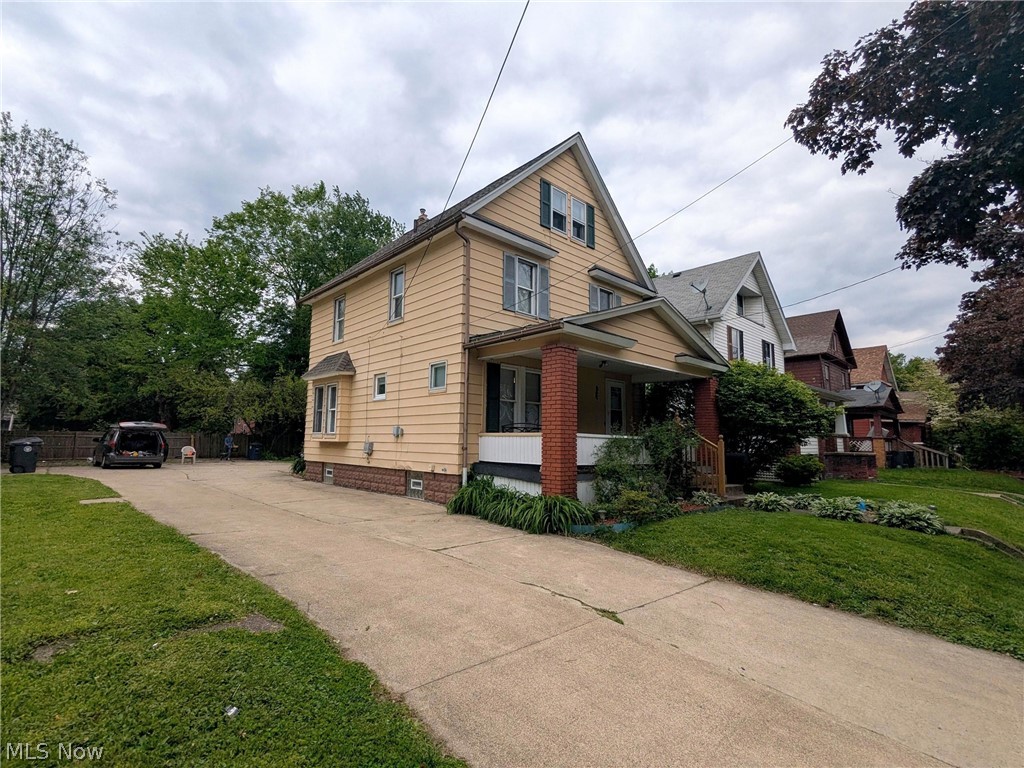 876 Avon Street Akron, OH 44310 - Photo 2 of 33