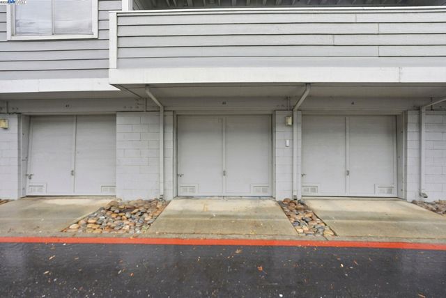 a view of a livingroom with a bench