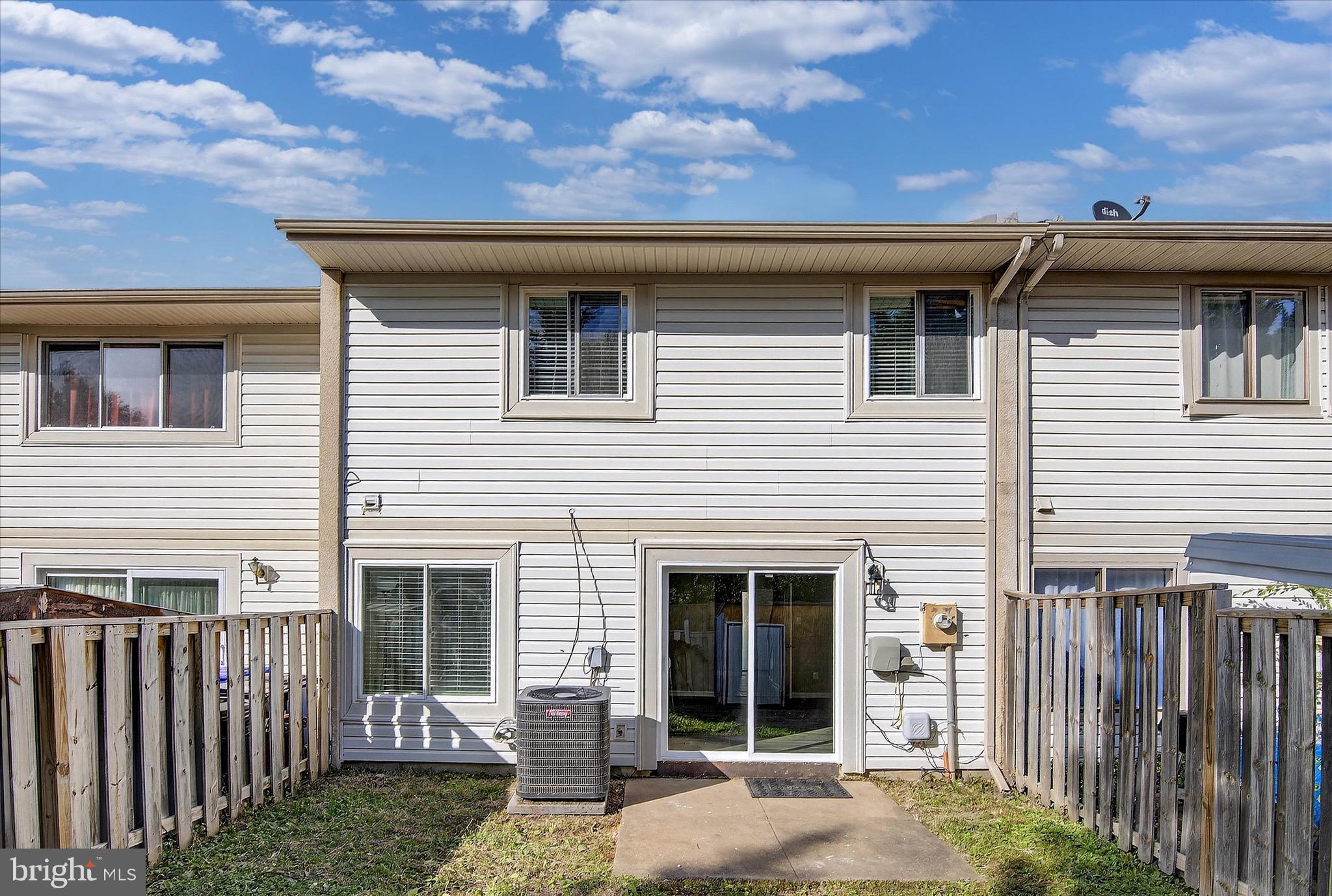 402 Reneau Way Herndon, VA 20170 - Photo 28 of 31 a backyard of a house