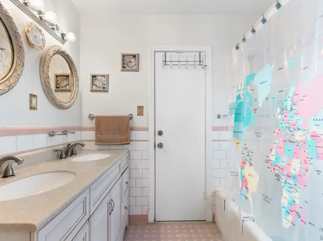 a en suite bathroom with a sink toilet and shower