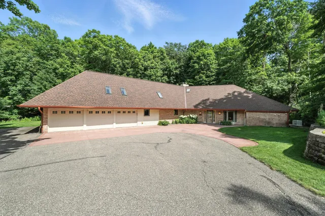 $1,375,000 | 1000 Heritage Lane, Orono, MN 55391