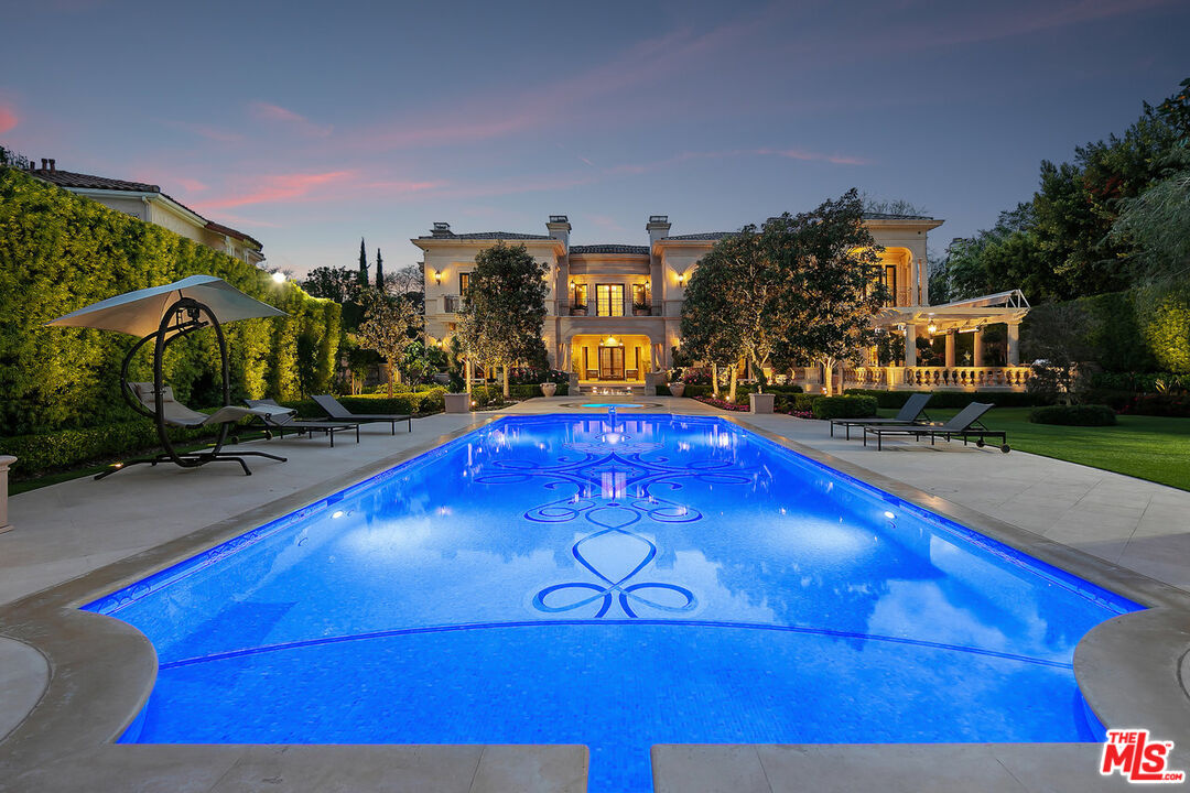 1006 North Roxbury Drive Beverly Hills, CA 90210 - Photo 1 of 1 a view of a basketball court