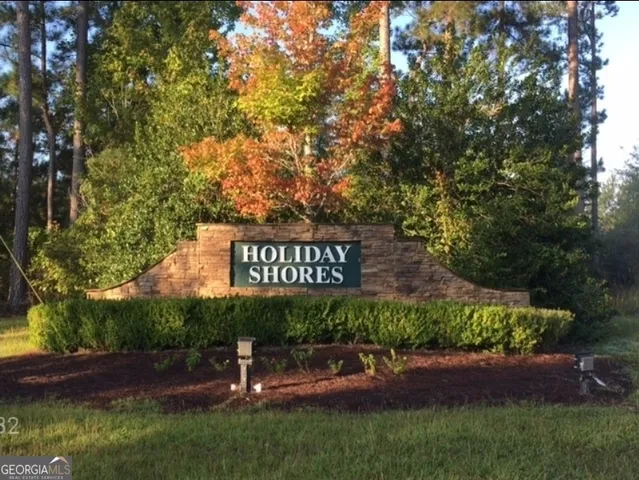 a sign that is sitting on a brick wall