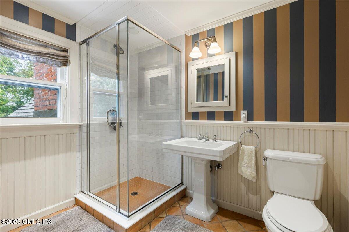 203 Riverside Avenue Riverside, CT 06878 - Photo 33 of 40 3rd floor bath