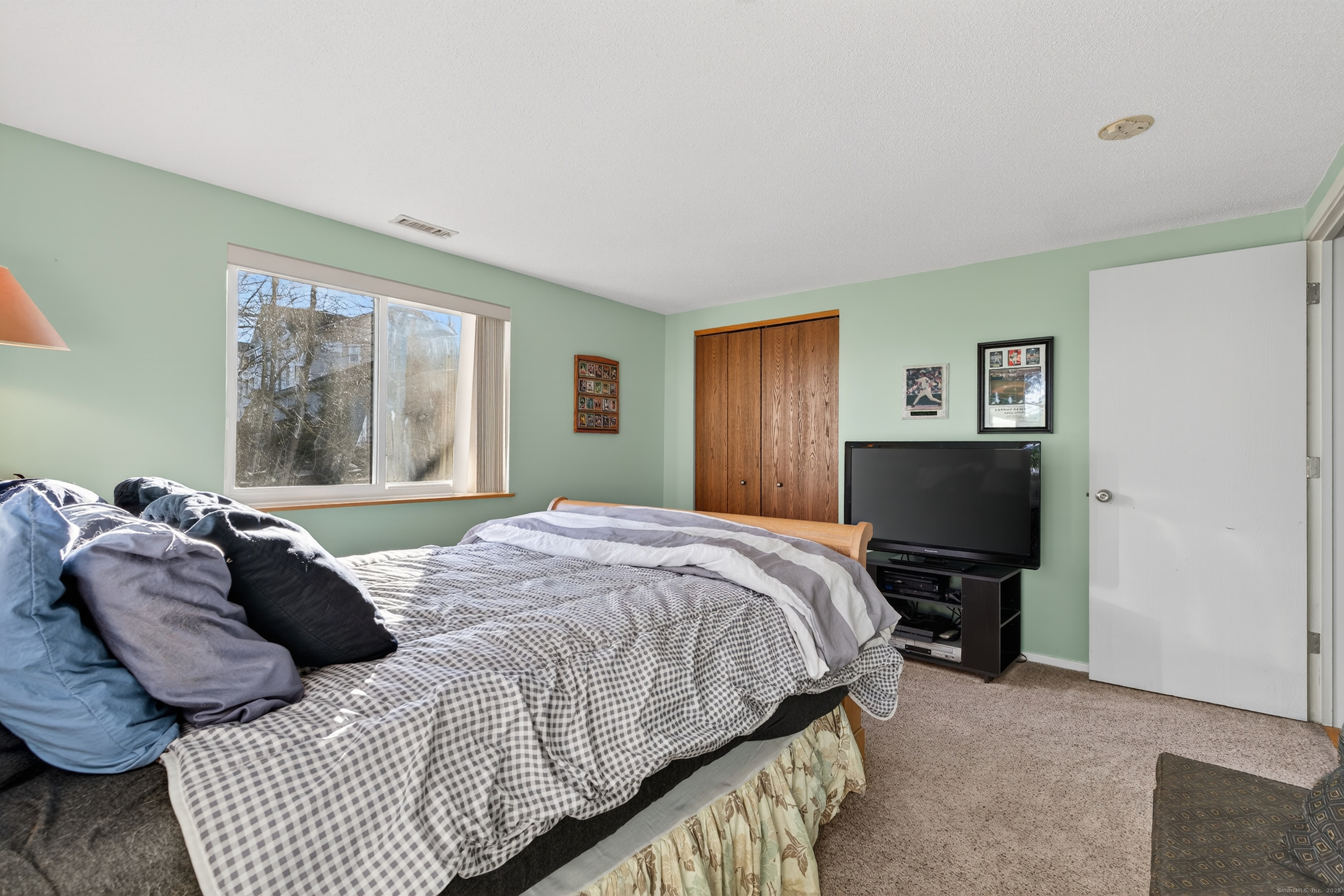 3 Sun Ridge Lane, Unit 3 Cromwell, CT 06416 - Photo 21 of 38 a bedroom with a bed and a window