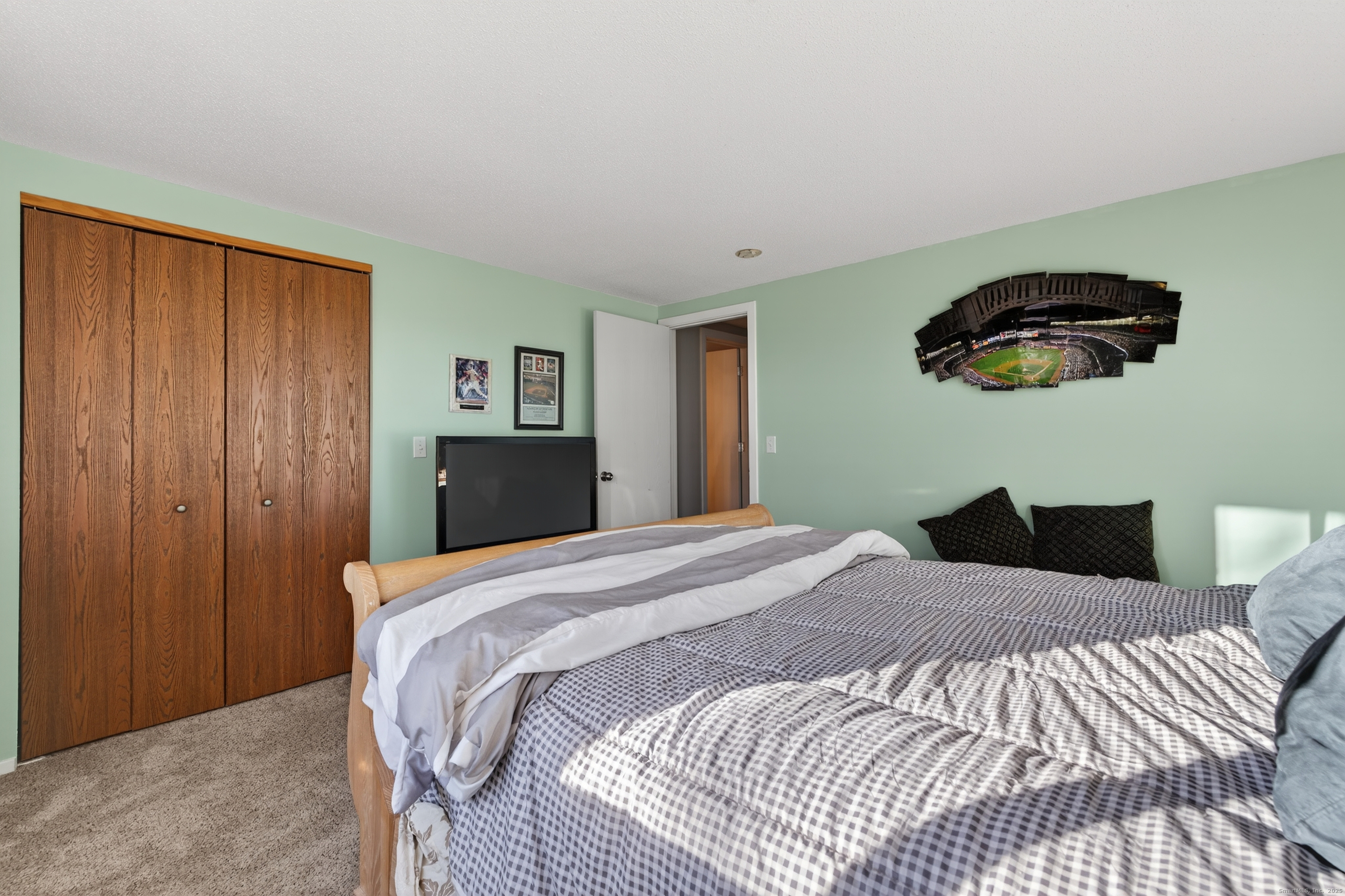 3 Sun Ridge Lane, Unit 3 Cromwell, CT 06416 - Photo 22 of 38 a bedroom with a bed and a painting on the wall
