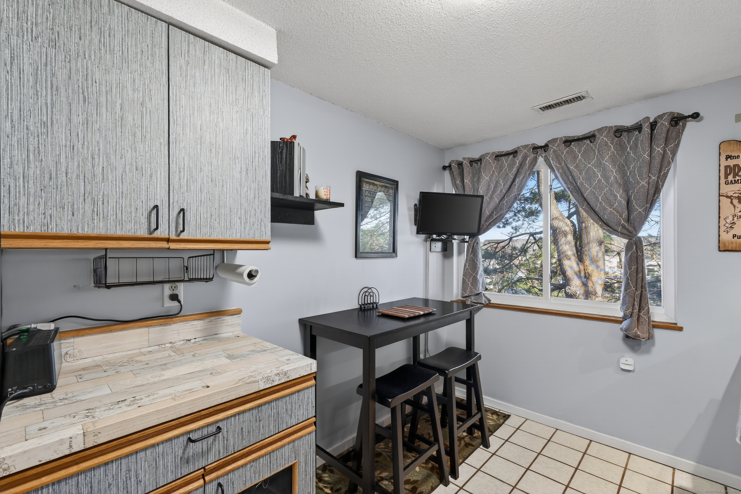 3 Sun Ridge Lane, Unit 3 Cromwell, CT 06416 - Photo 9 of 38 a bedroom with a bed and a table in it