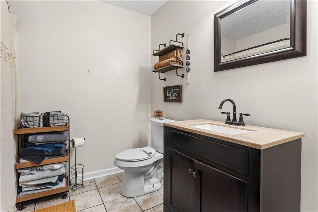 8 Stonegate Drive Cedartown, GA 30125 - Photo 24 of 42 a bathroom with a toilet a sink and mirror