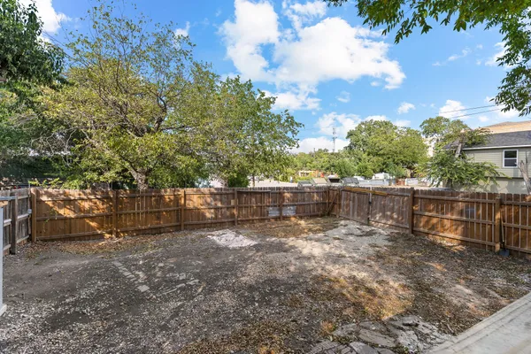 $1,850 | 204 Lessin Lane, Austin, TX 78704
