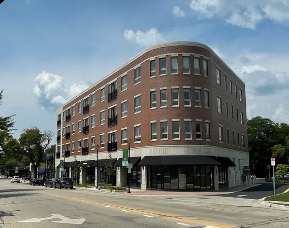 $3,525 | 555 Roger Williams Avenue, Unit 409, Highland Park, IL 60035