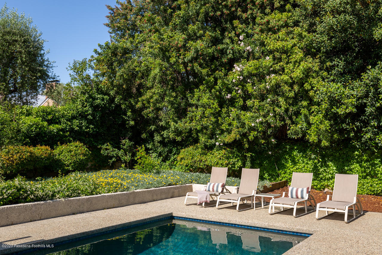 999 Buckingham Place Pasadena, CA 91105 - Photo 18 of 36 a view of a patio with table and chairs and a large tree