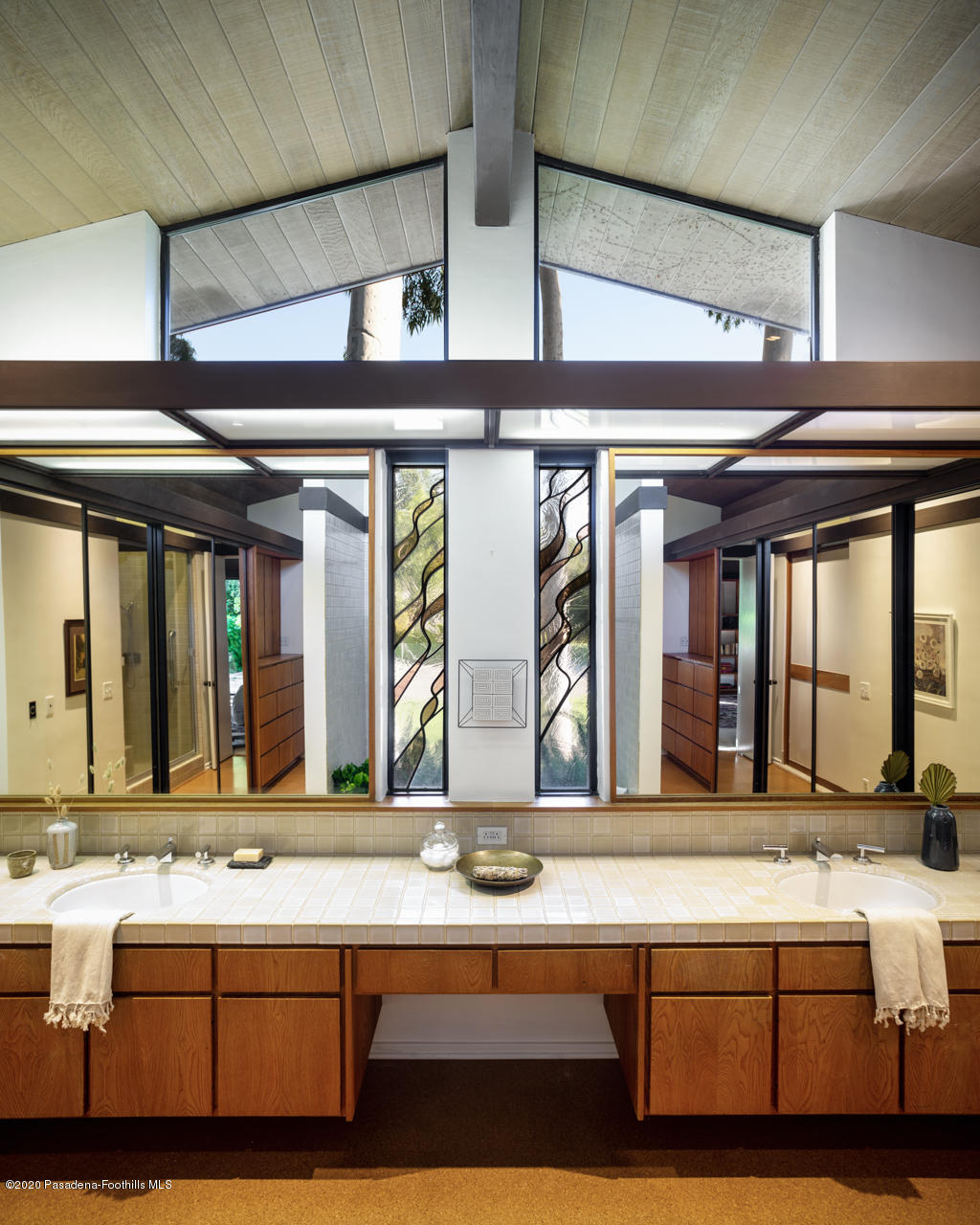 999 Buckingham Place Pasadena, CA 91105 - Photo 25 of 36 a bathroom with sinks a large mirror and a bathtub