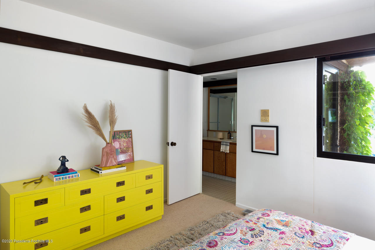 999 Buckingham Place Pasadena, CA 91105 - Photo 30 of 36 a bedroom with a bed and a window