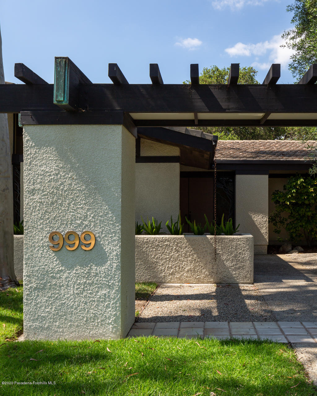999 Buckingham Place Pasadena, CA 91105 - Photo 3 of 36 a front view of a house with a yard