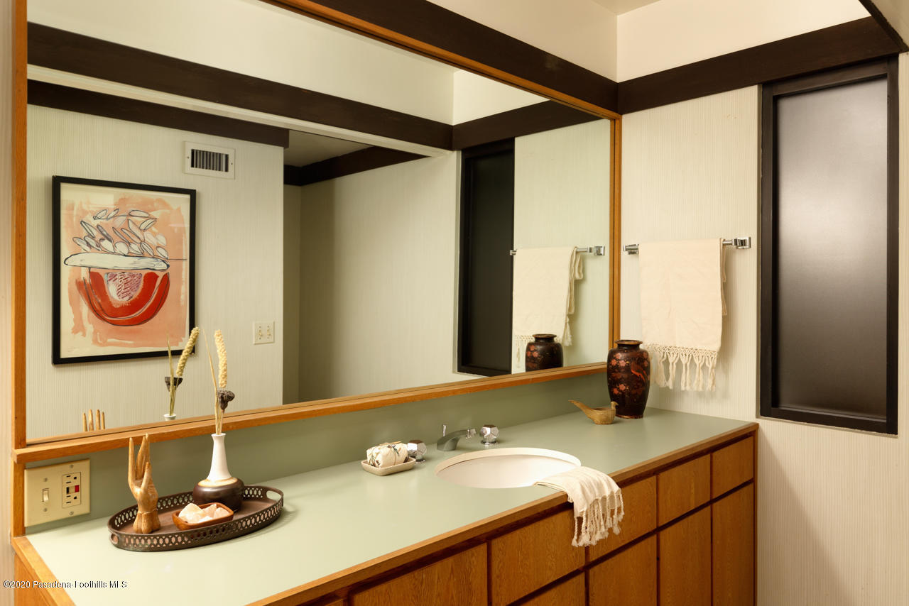 999 Buckingham Place Pasadena, CA 91105 - Photo 32 of 36 a bathroom with a sink and a mirror