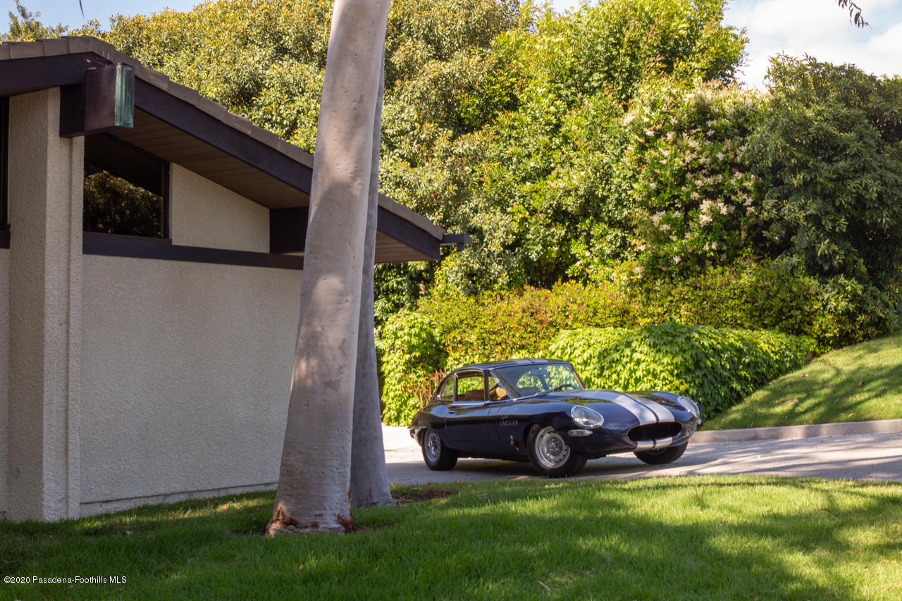 999 Buckingham Place Pasadena, CA 91105 - Photo 36 of 36 a view of yard with grass and a potted plant
