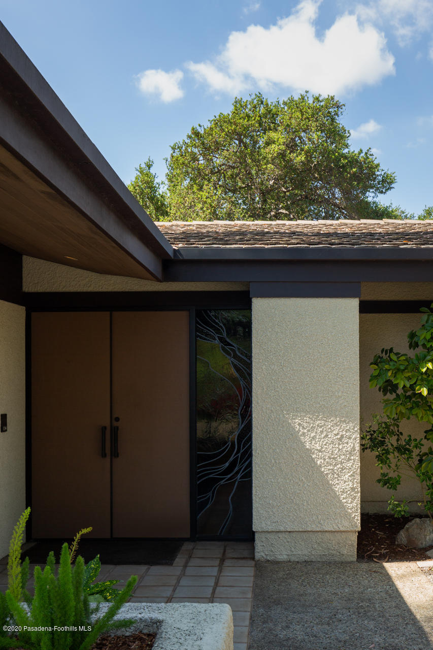 999 Buckingham Place Pasadena, CA 91105 - Photo 4 of 36 a view of a garage