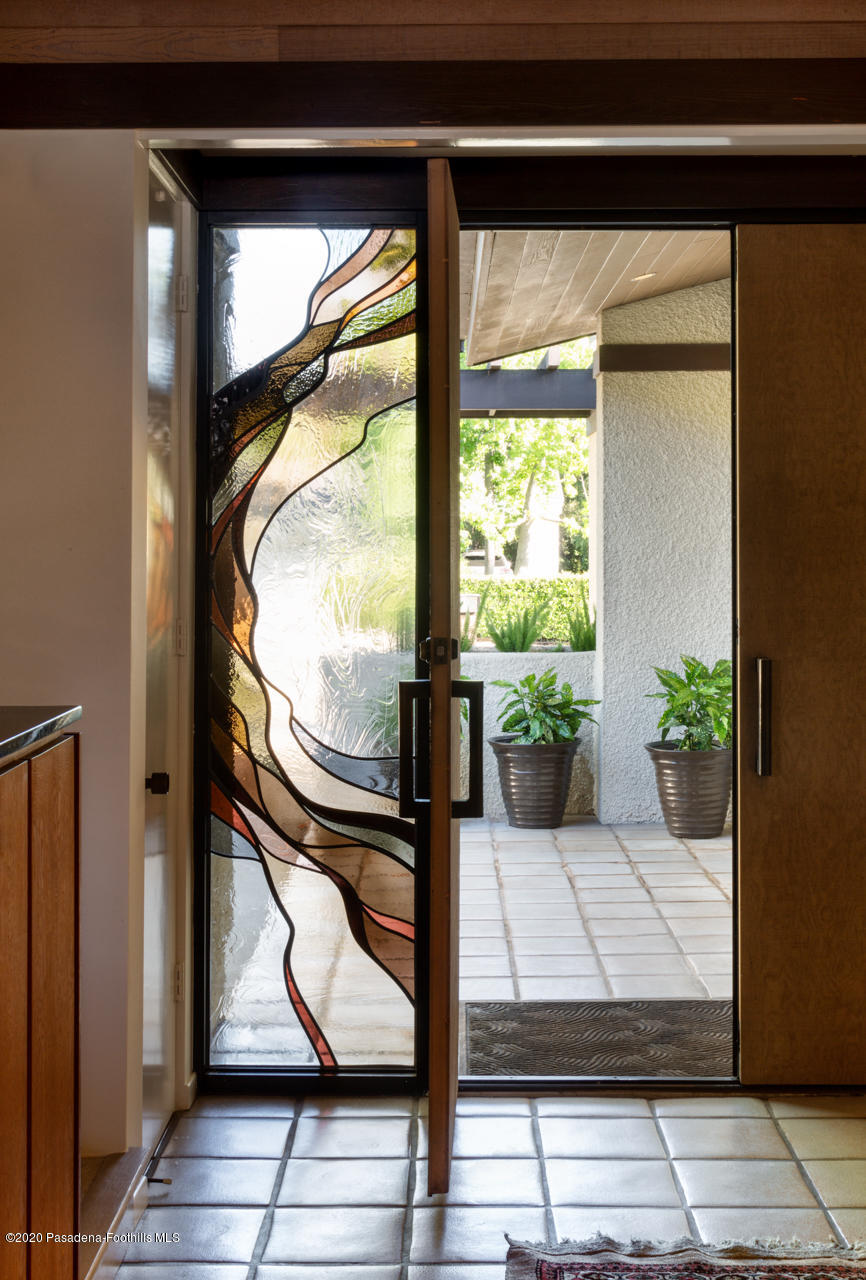 999 Buckingham Place Pasadena, CA 91105 - Photo 5 of 36 a view of outdoor space with garden