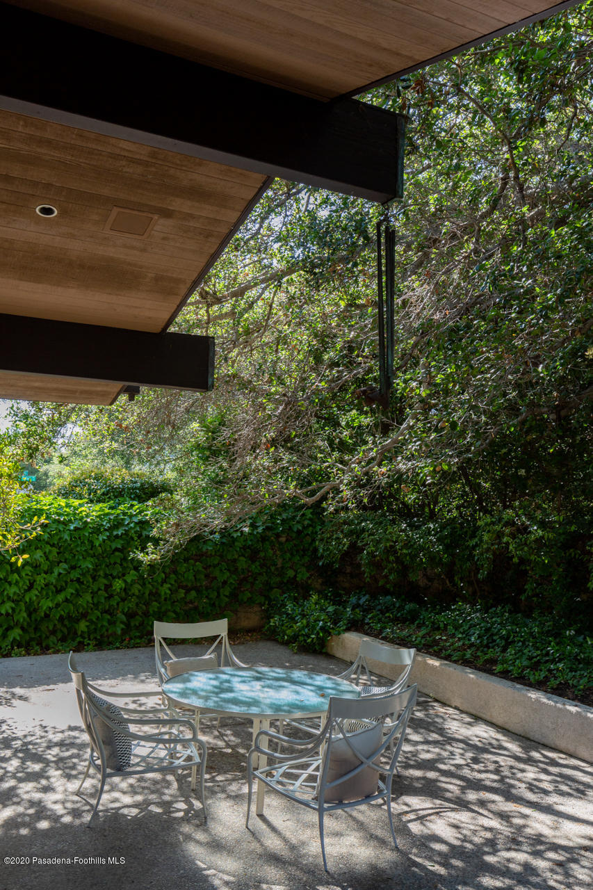 999 Buckingham Place Pasadena, CA 91105 - Photo 9 of 36 a view of a backyard of the house