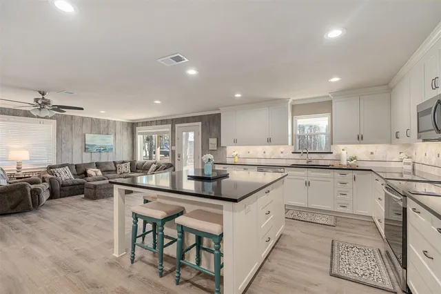 $949,999 | 8014 Blue Bird Lane, Athens, TX 75752