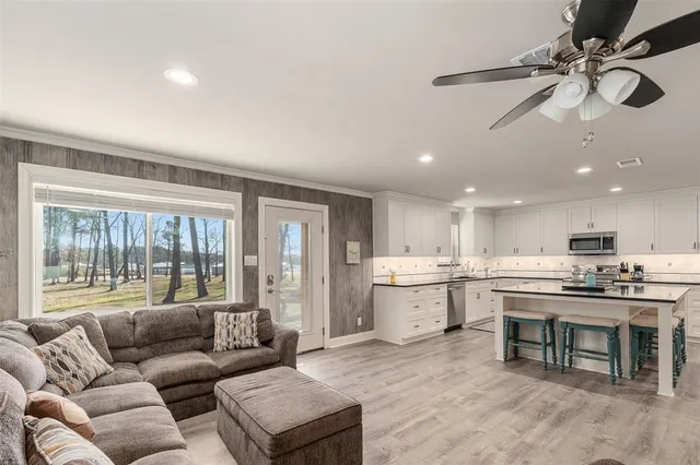 $949,999 | 8014 Blue Bird Lane, Athens, TX 75752