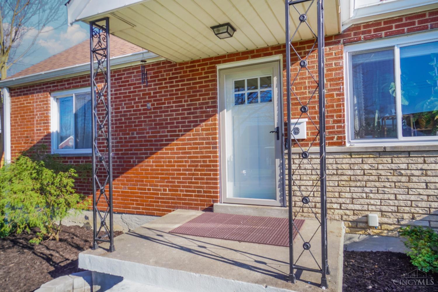 3346 Alexis Road Cincinnati, OH 45239 - Photo 3 of 38
