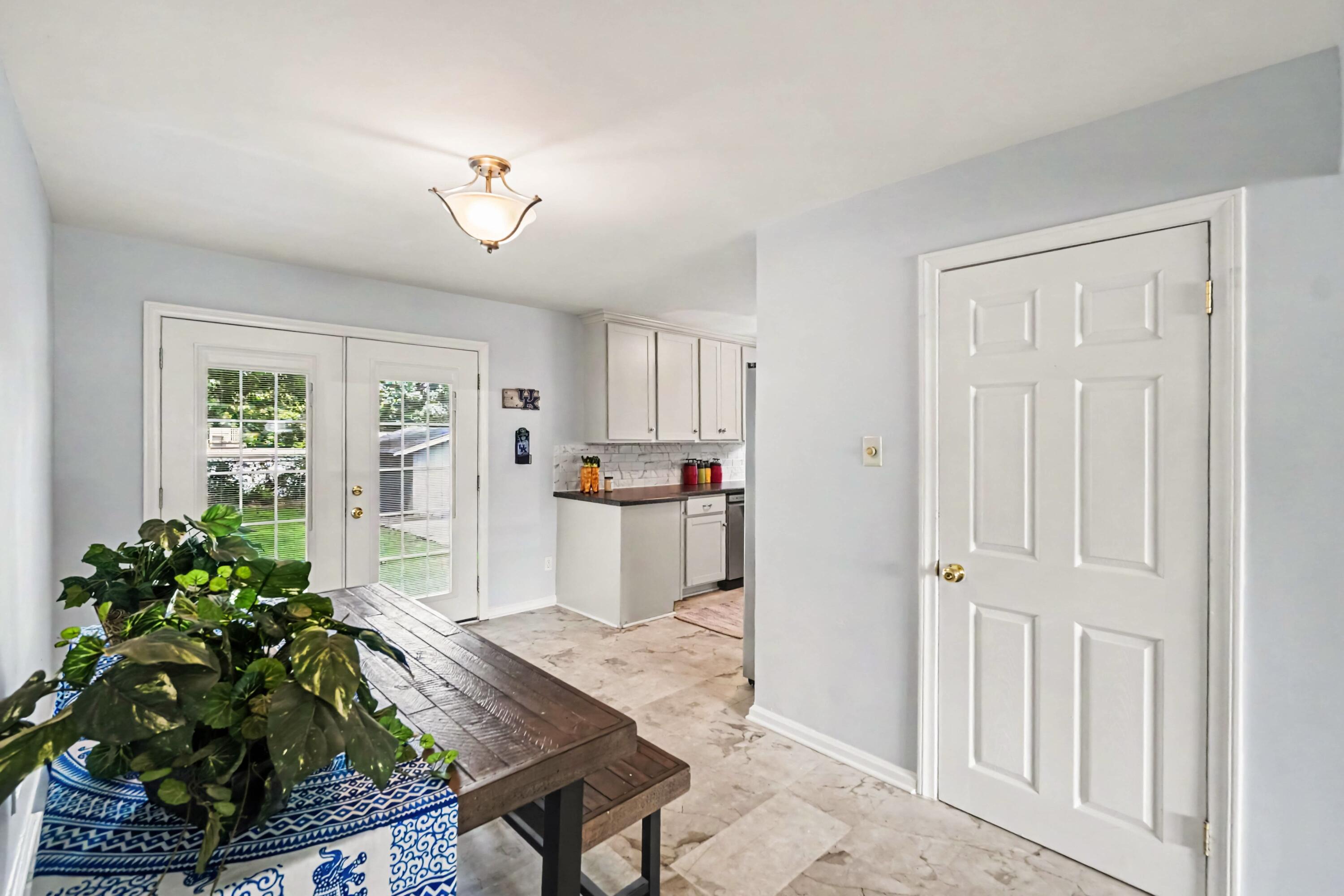 483 Springhill Drive Lexington, KY 40503 - Photo 10 of 30 Eat-in kitchen area perfect for family meals, holidays, or casual gatherings.