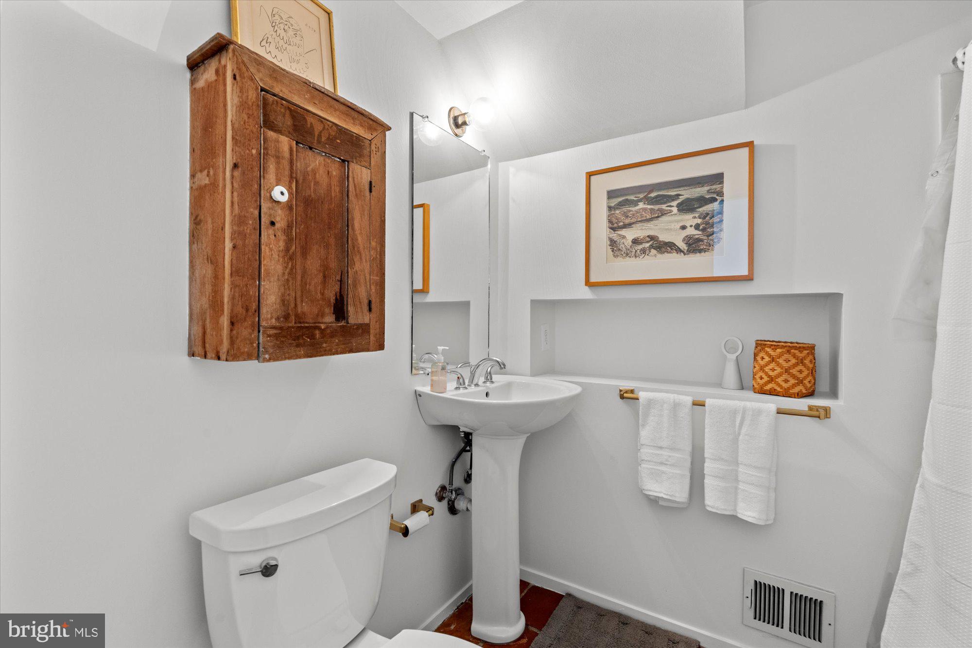 2002 Cutwater Court Reston, VA 20191 - Photo 63 of 91 Full bath off of hall near bedroom 1