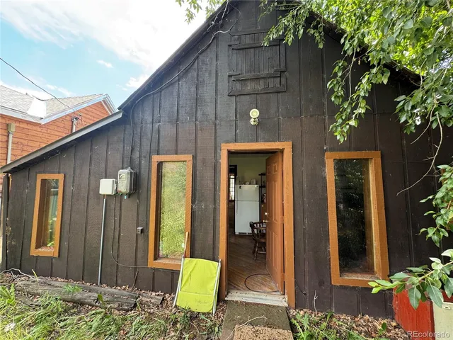 a view of a house with backyard and sitting area