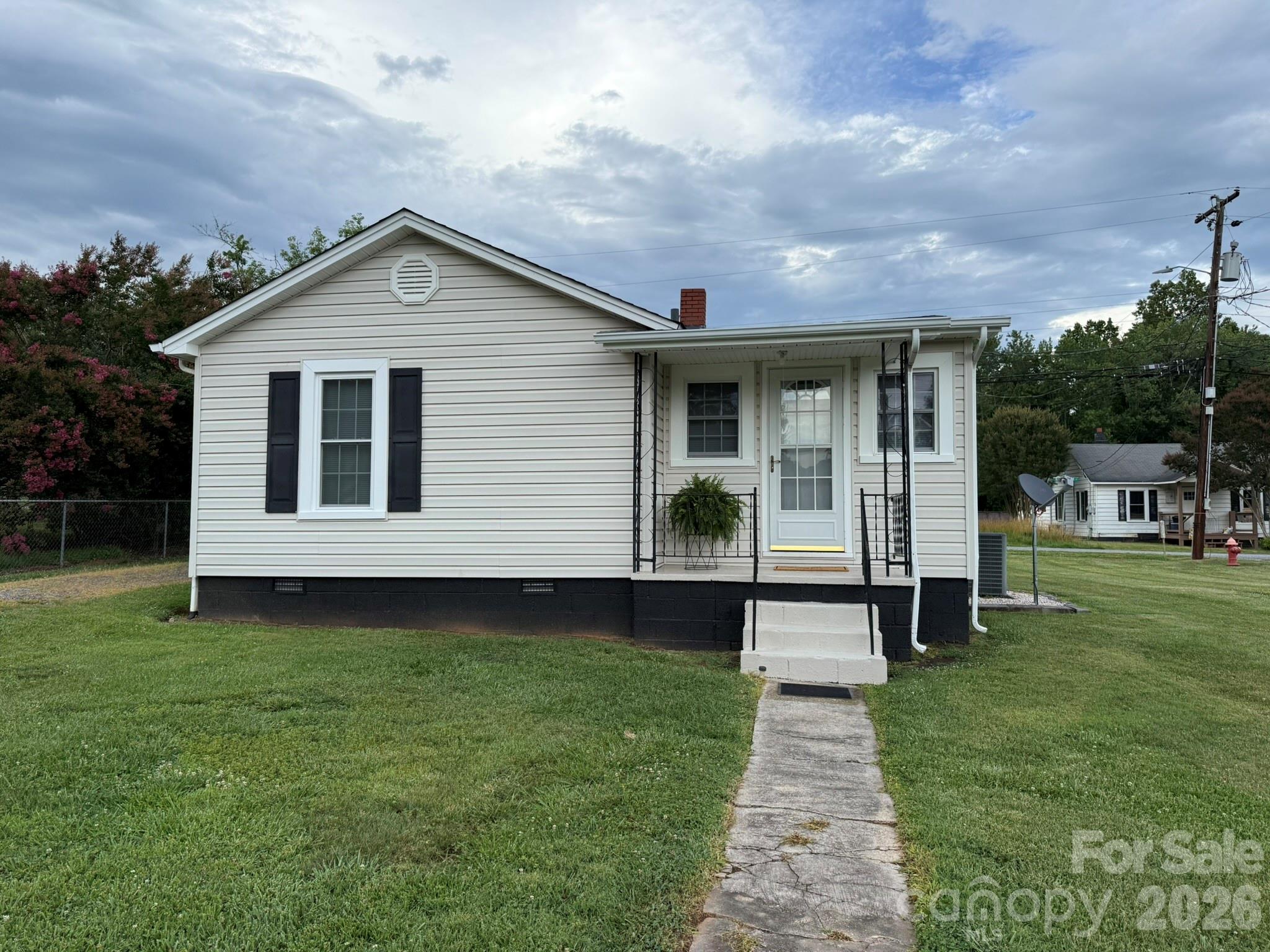 108 Fletcher Street Morganton, NC 28655 - Photo 4 of 29 a front view of a house with a garden