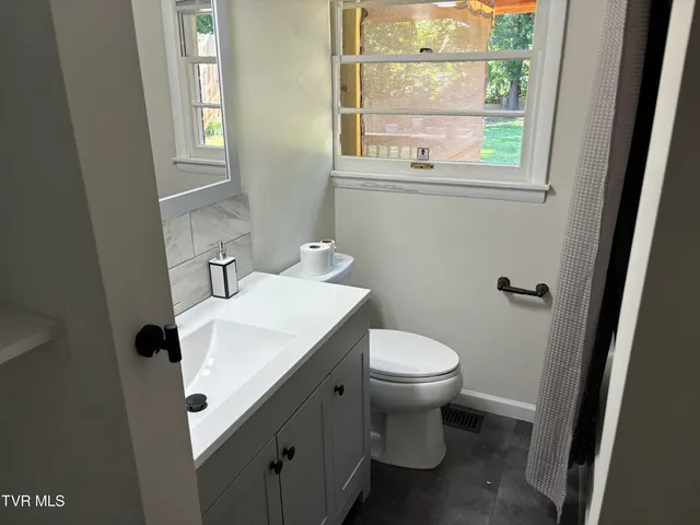 $1,950 | 2703 West Walnut Street, Unit 8, Johnson City, TN 37604