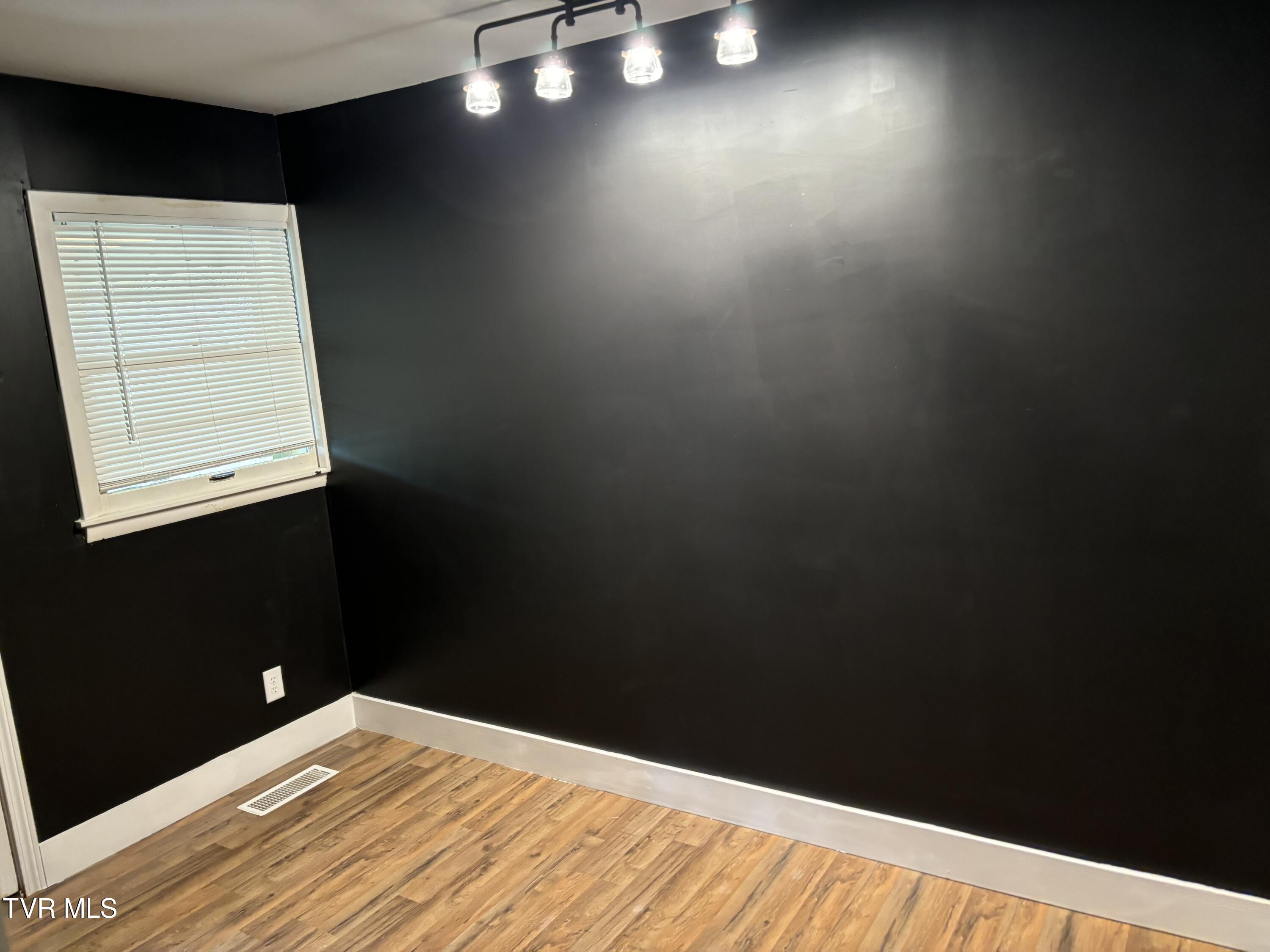 2703 West Walnut Street, Unit 8 Johnson City, TN 37604 - Photo 6 of 24 Office | Drop Zone