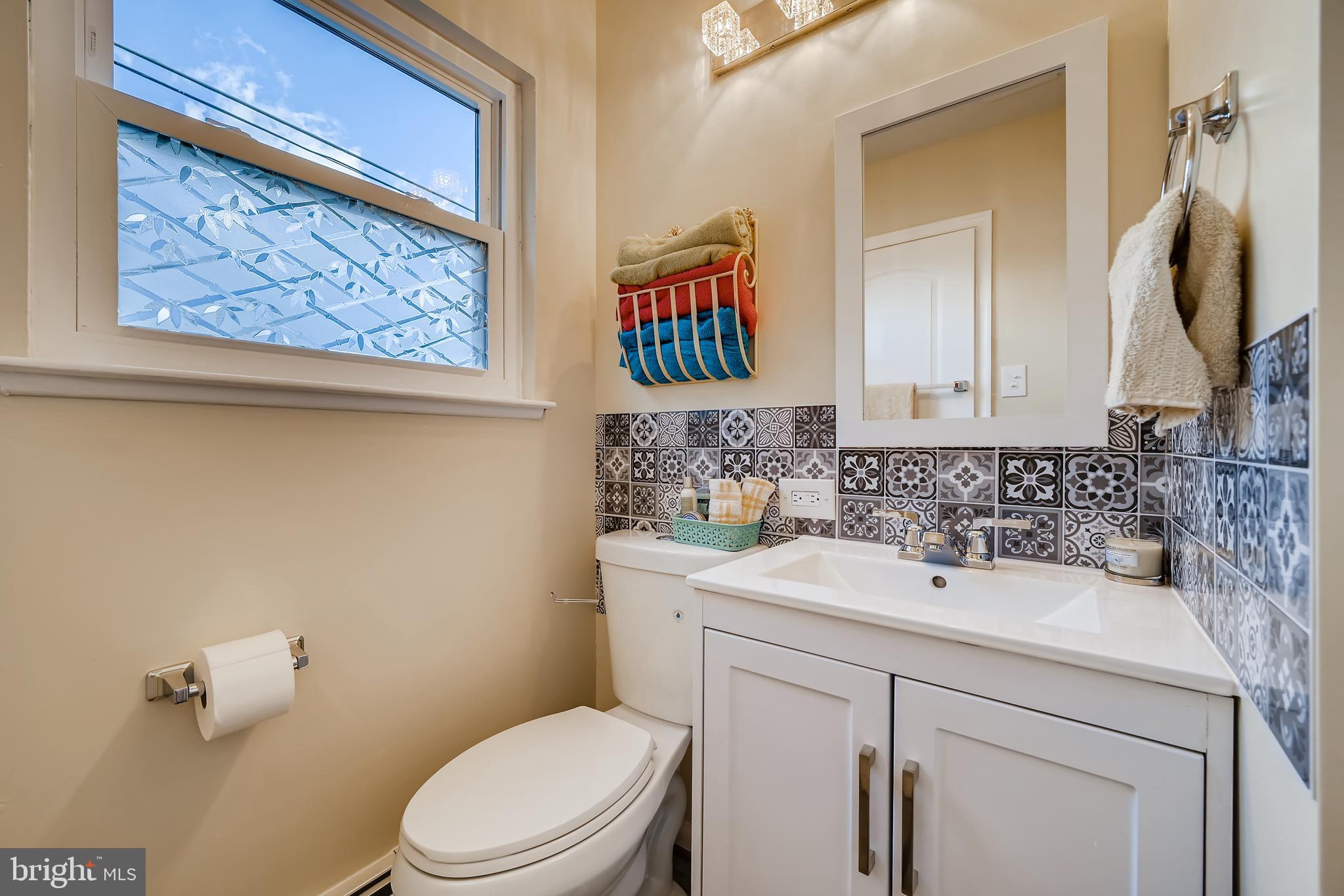 6111 Collinsway Road Baltimore, MD 21228 - Photo 17 of 36 Primary bedroom en suite bath