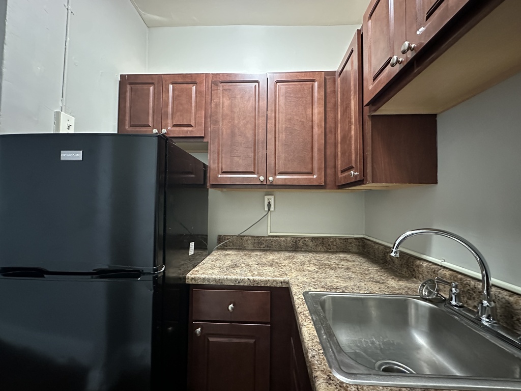 661 West Sheridan Road, Unit 208 Chicago, IL 60613 - Photo 4 of 20