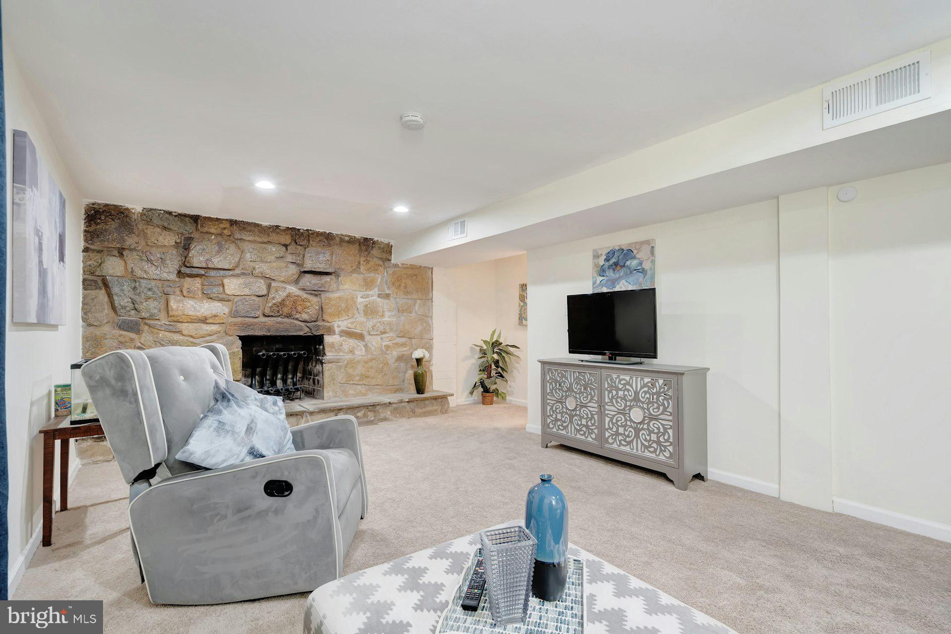 900 East Tantallon Drive Fort Washington, MD 20744 - Photo 15 of 43 Living Room