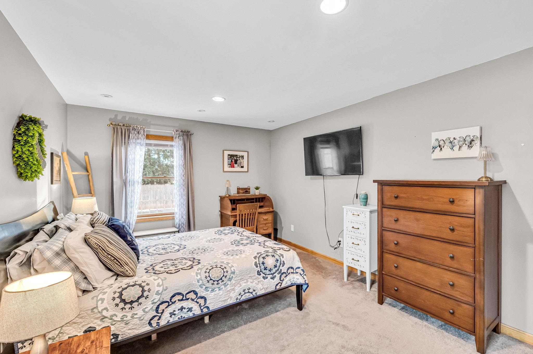 24 Laurel Street Brattleboro, VT 05301 - Photo 8 of 35