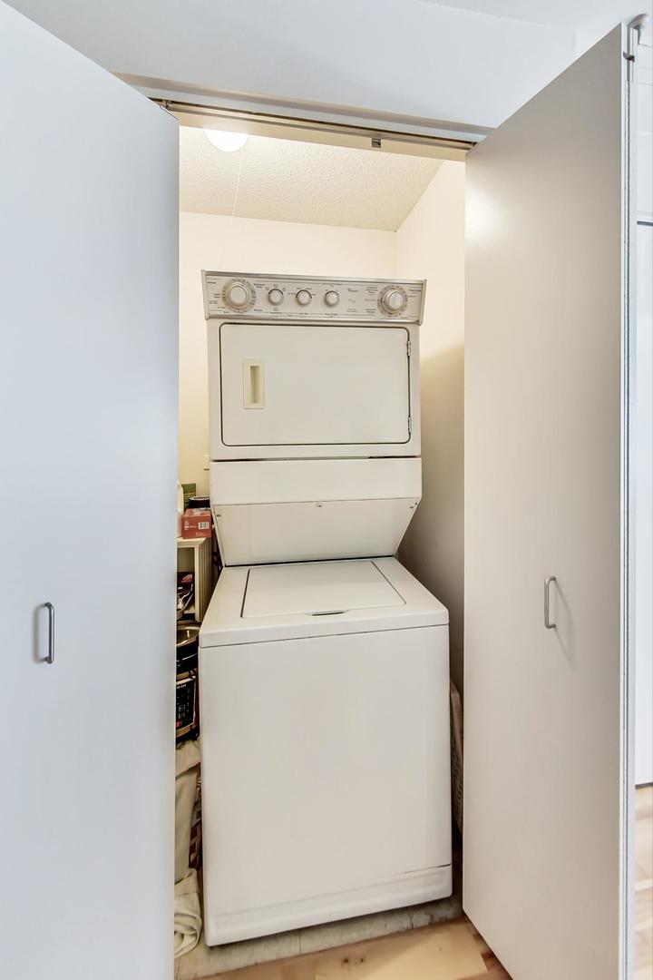 2 East Erie Street, Unit 2204 Chicago, IL 60611 - Photo 14 of 19 a utility room with dryer and washer