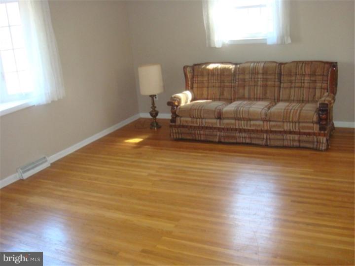 496 West Bristol Road Southampton, PA 18966 - Photo 3 of 25 Living Room