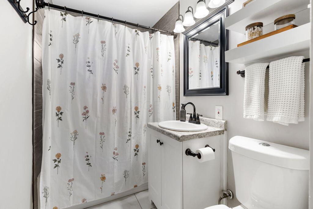 429 East Beaumont Road Columbus, OH 43214 - Photo 27 of 61 Entry Level Full Bathroom