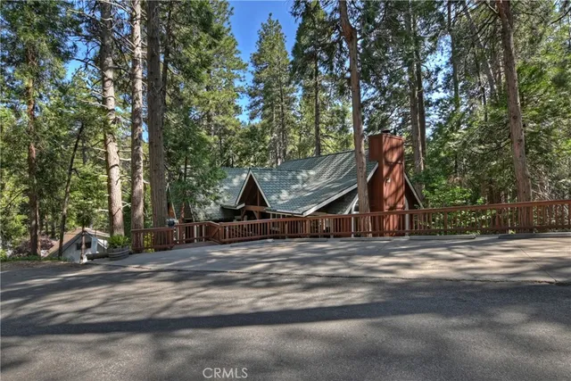 a view of a outdoor space with a house