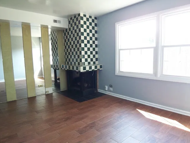 $300,000 | 1925 Georgetown Lane, Hoffman Estates, IL 60169